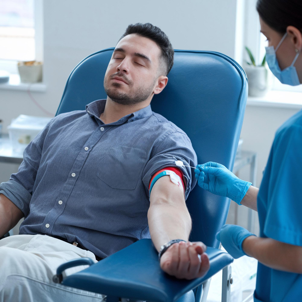 Paciente recebendo terapia infusional com acompanhamento de enfermagem