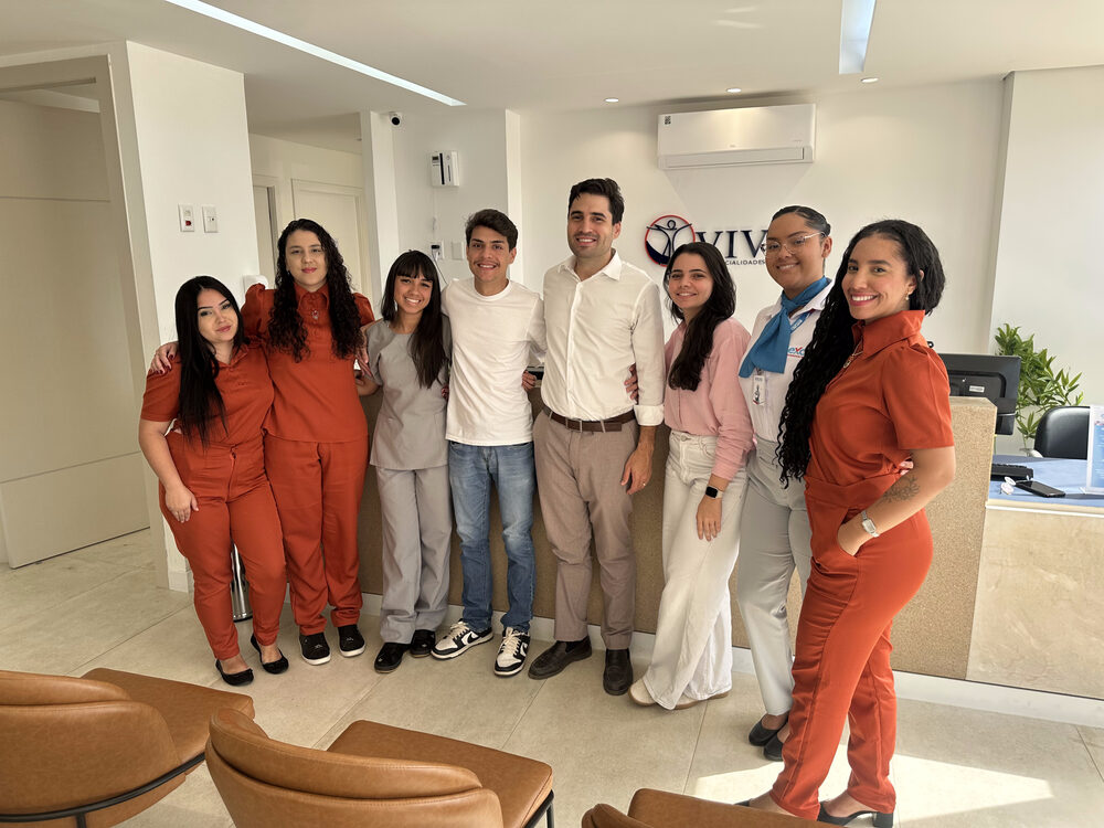 Equipe da Viver Especialidades Médicas na recepção da clínica
